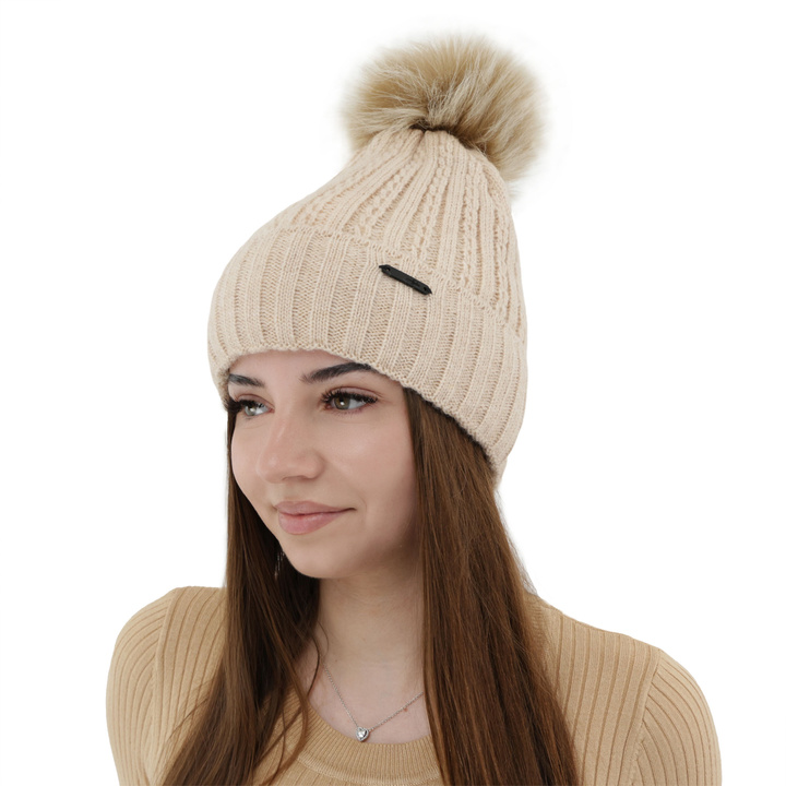 Dames wintermuts, beige, met garen pompon, Karizma
