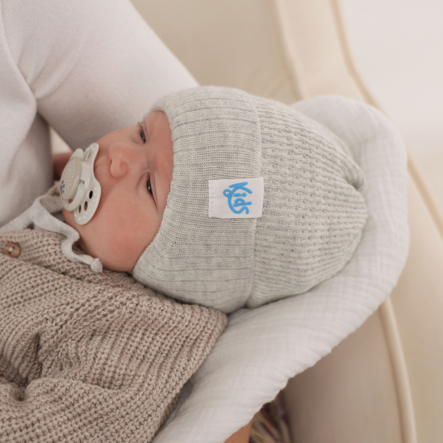 Jongens herfst/lente muts, wit, met bindkoorden, Galvani