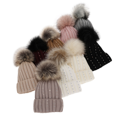 Dames wintermuts, camel, met garen pompon, Mada