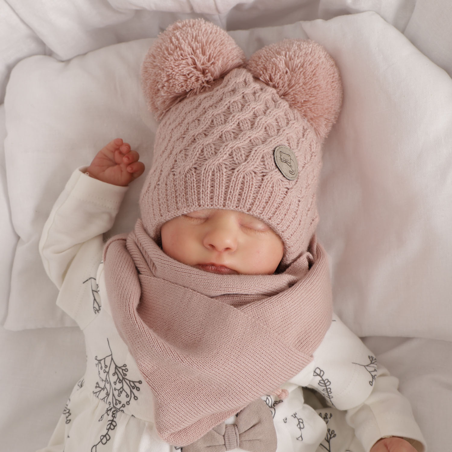Meisjes winter set muts en sjaal, beige, met twee pompons garen, met bindkoorden, Anava