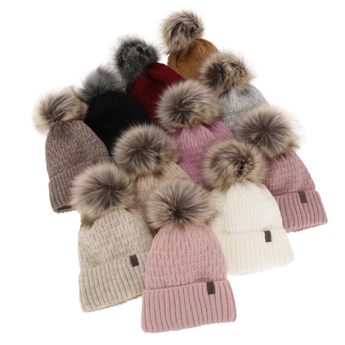 Dames wintermuts, roze, met garen pompon, Gaba